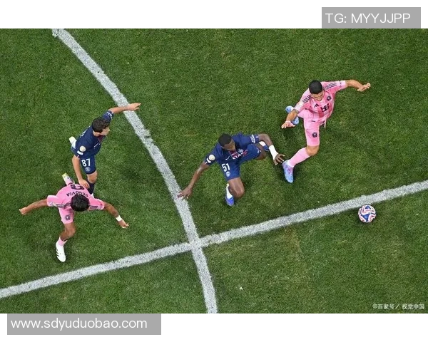 水下踢足球的奇妙体验探索与技巧分享让你在水中尽情享受足球的乐趣